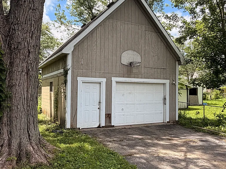 836 E Auman Dr — Photo 4