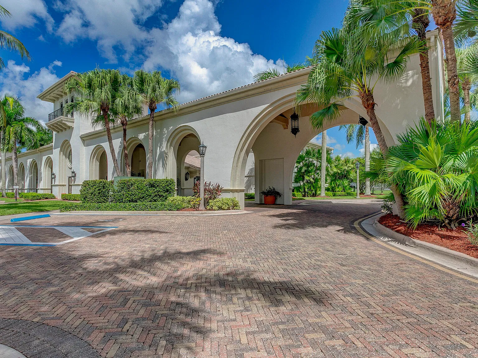 5 bed, 7.5 bath, 5537 sqft, $8,600 — Photo 2