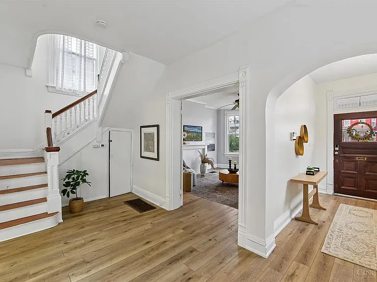 1723 Kinney Ave — Photo 12