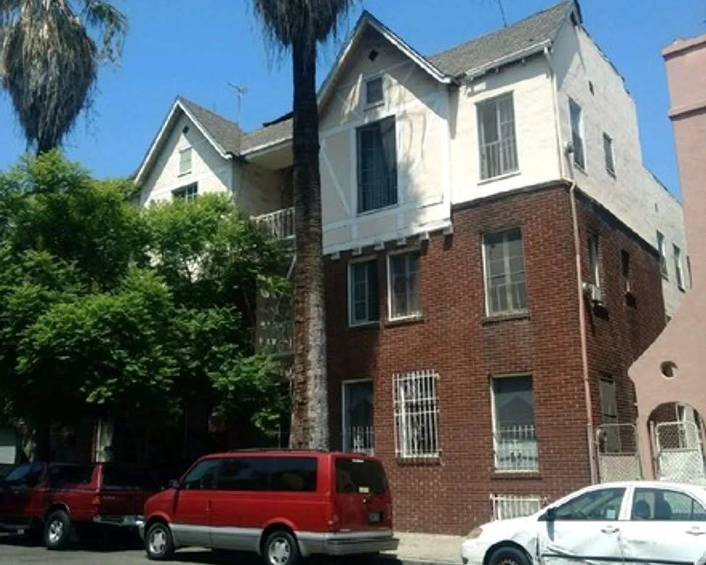 ING - Ingraham Apartments — Photo 1