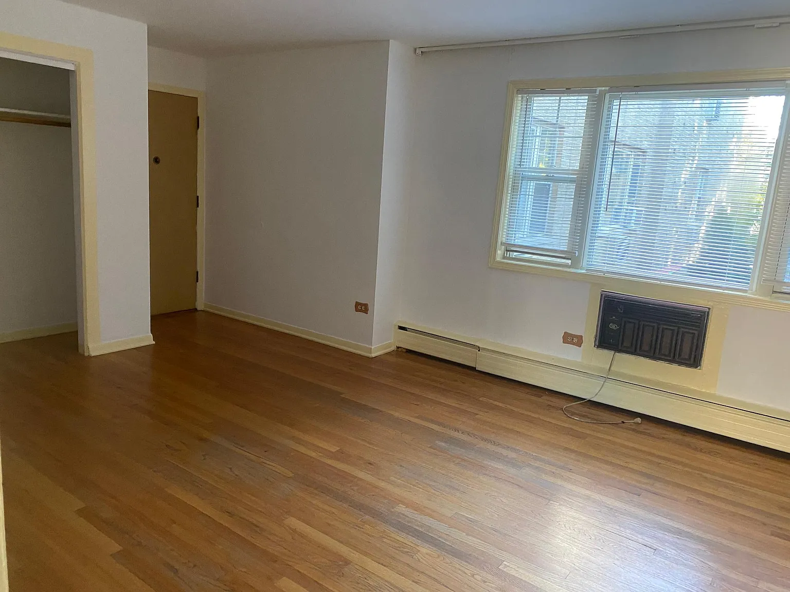 2626 W Greenleaf Avenue — Photo 4