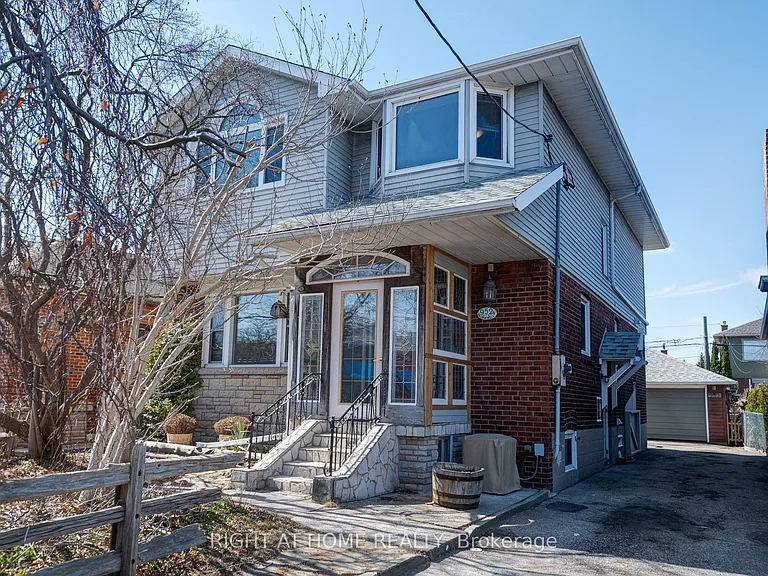 952 Coxwell Ave #MAIN — Photo 9