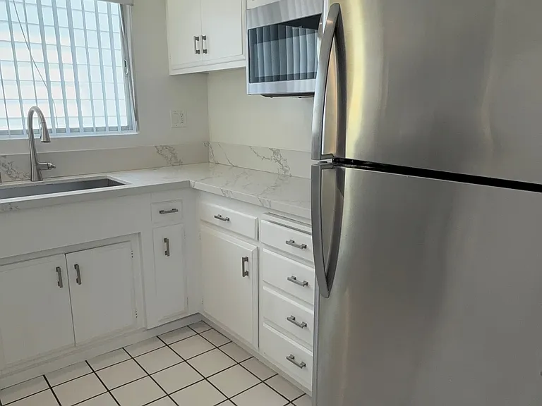 11748 Mayfield Ave #5 — Photo 3