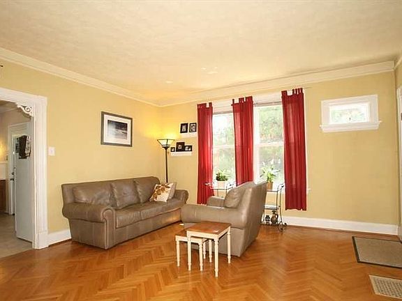 Dining Room (Level 1)