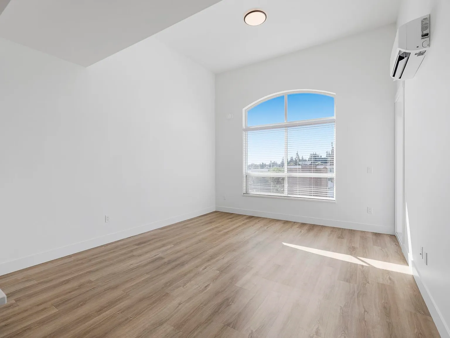 2 bed, 900 sqft, $2,925 — Photo 2