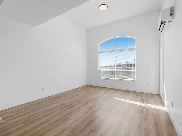 2180 Kelly Ave #1613 — Photo 2