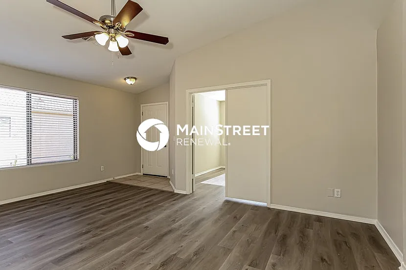 8818 W Loma Ln — Photo 3