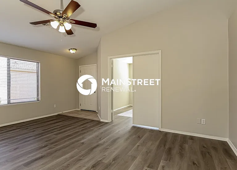 8818 W Loma Ln — Photo 4