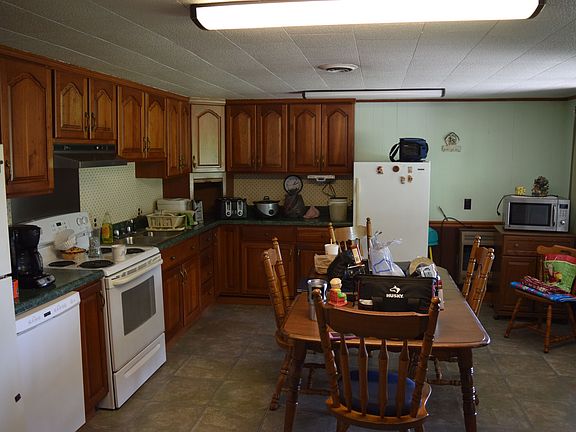 3rd image of 33 Kathryn Dr