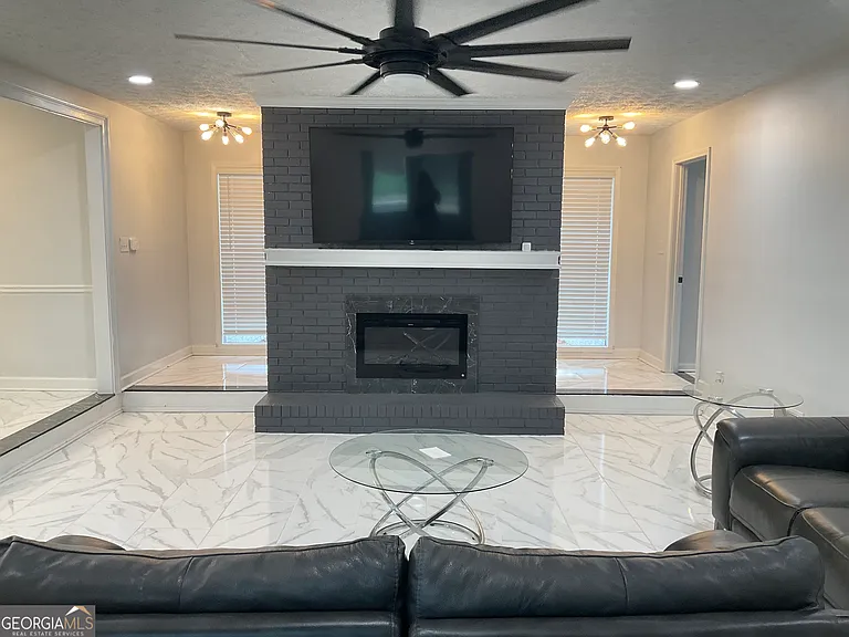 558 Kenwood Rd — Photo 3