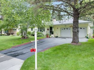 5086 Red Oak Dr, Mounds View, MN 55112