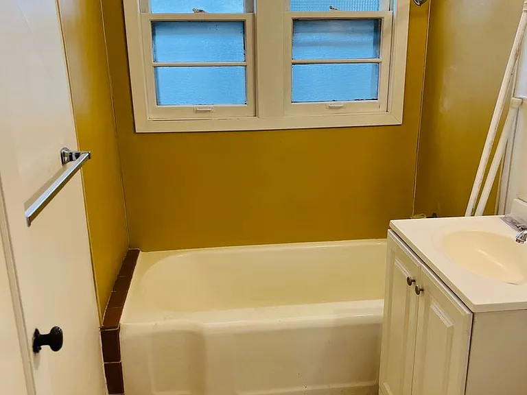 1bed/1bath Garden Level Apartment near N Interstate Ave — Photo 11