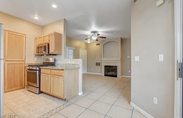 2 bed, 2.0 bath, 838 sqft, $1,475 — Photo 4