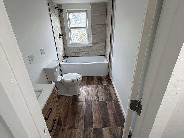 105 E 4th St #4 — Photo 9