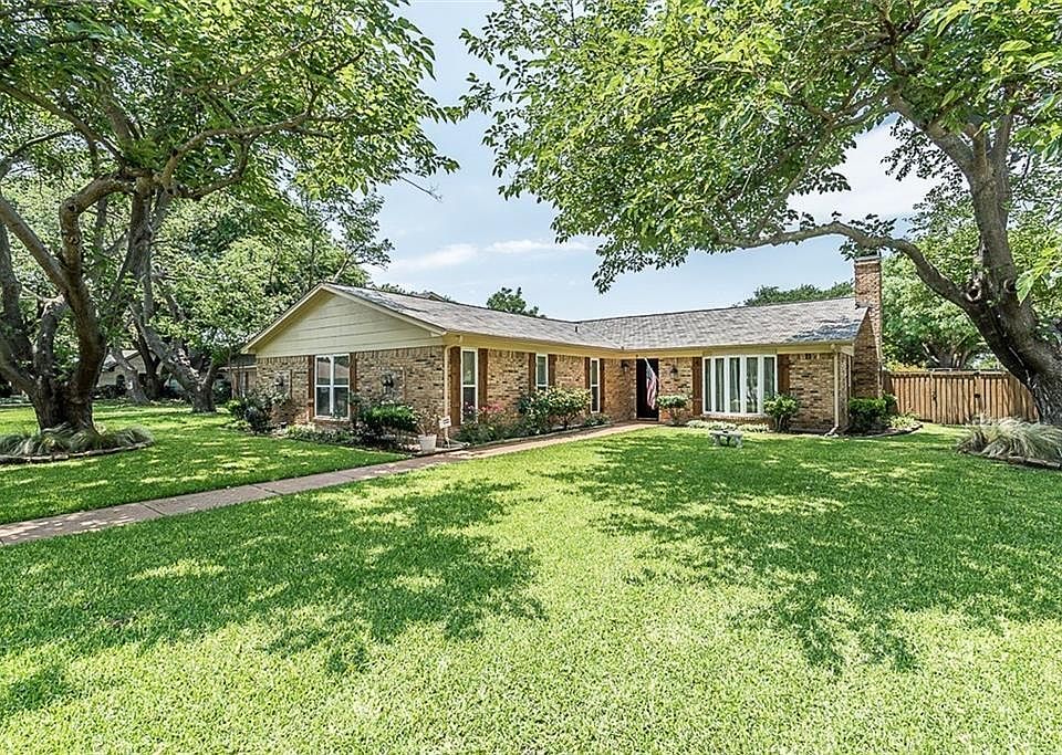 1st image of 8 Bryn Mawr Cir