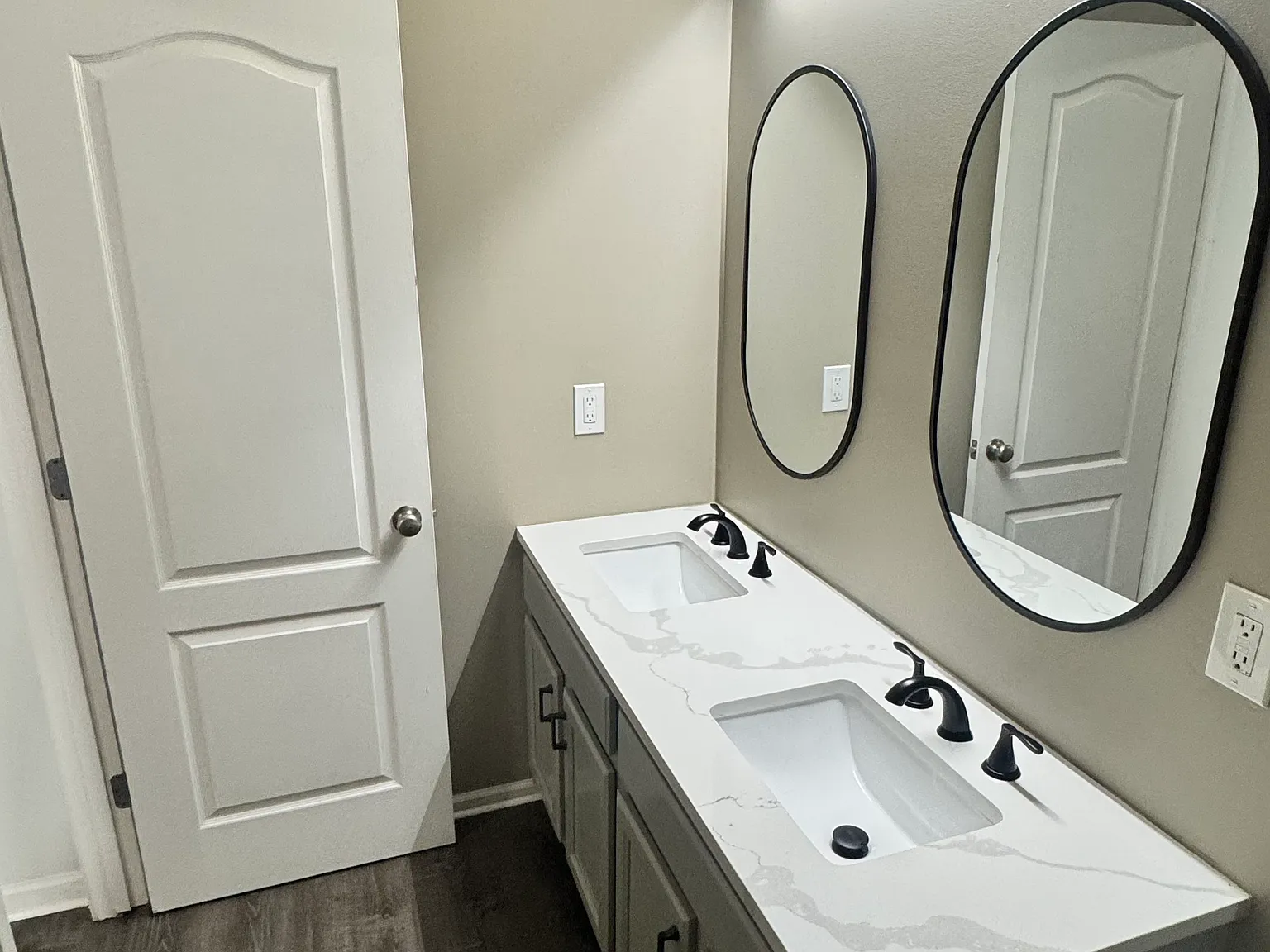 3 bed, 2.5 bath, 1671 sqft, $2,199 — Photo 2