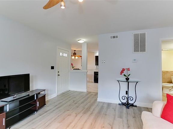 5th image of 624 Waters Dr