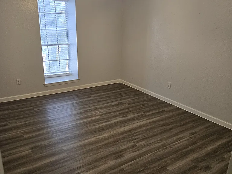 Alamo Apartments — Photo 36