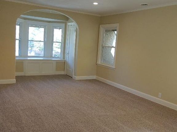 LARGE master w/ window seat