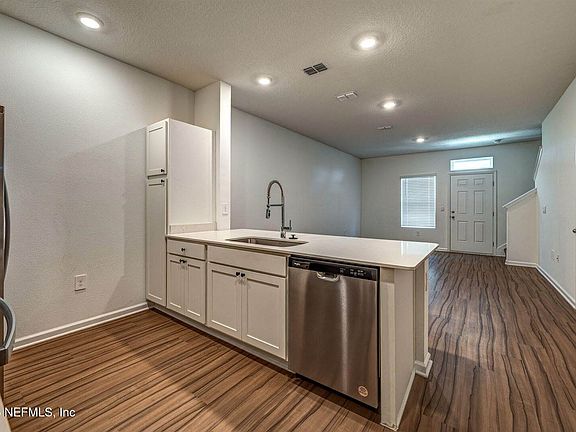 5th image of 827 Rivertree Pl
