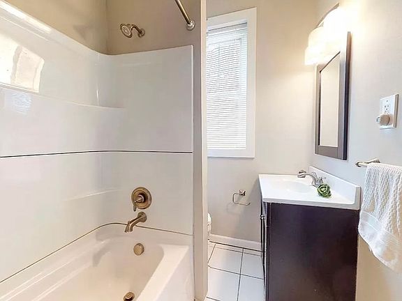 4th image of 7049-7051 Winona Ave #7049