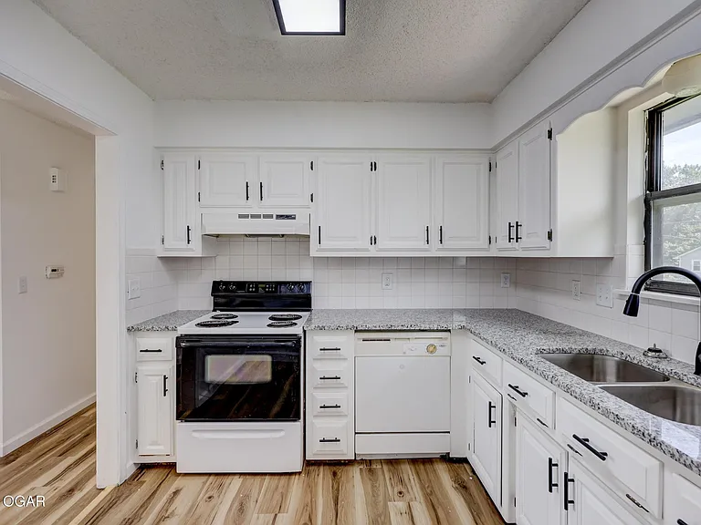 3040 W 15th St — Photo 10