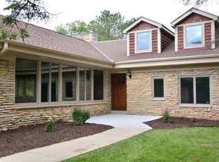 9756 N Hilltop Ln, Mequon, WI 53092