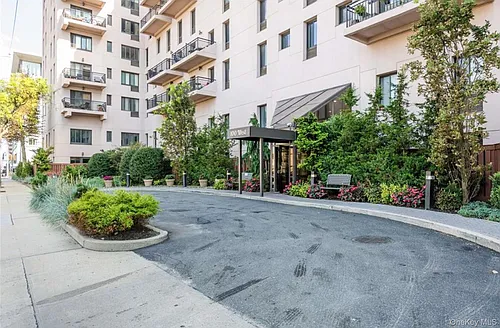 100 W Broadway Photo 1