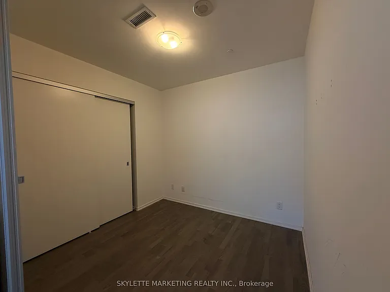 1 Bloor St E #422 — Photo 12
