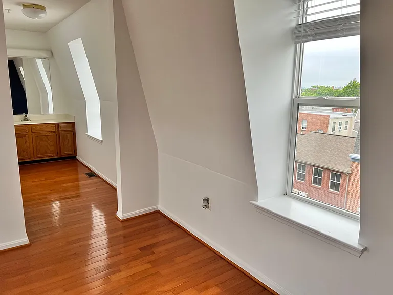 1607 E Fairmount Ave — Photo 24