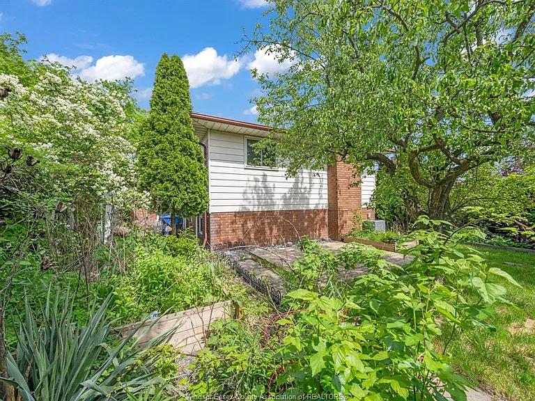 2823 Garvey Cres — Photo 48