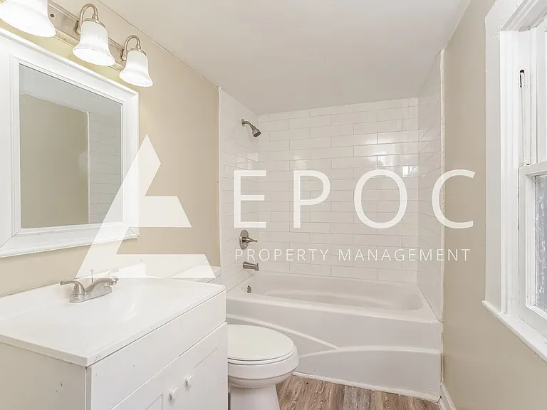 1136 W Green St — Photo 13