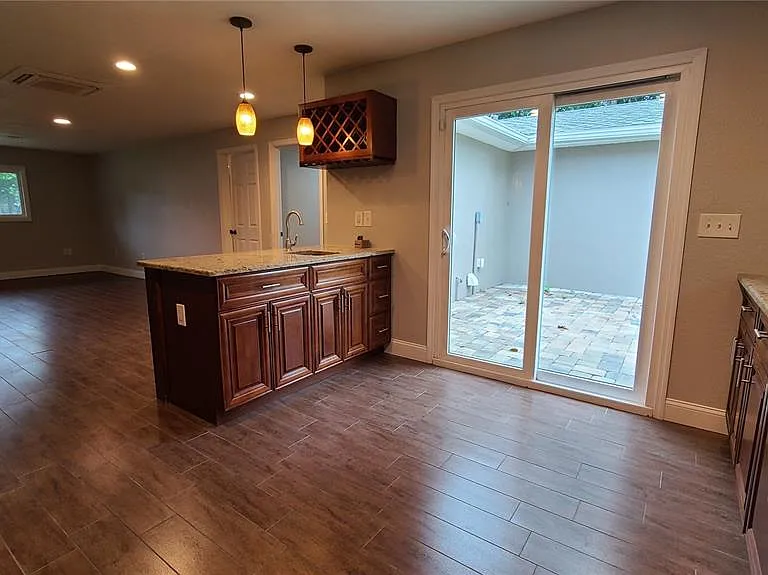1718 Cardinal Dr — Photo 9