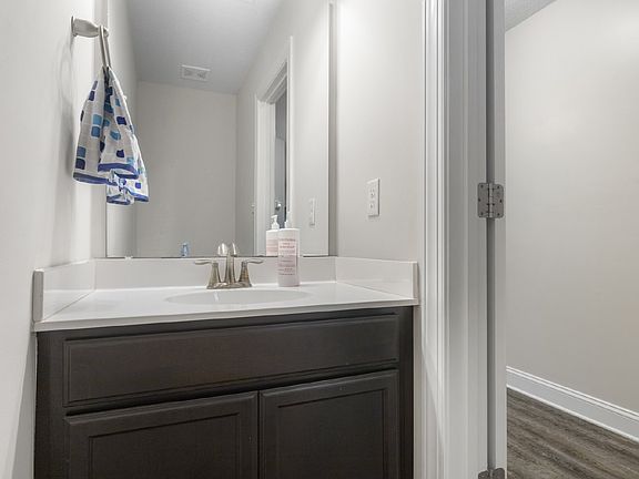5th image of 403 Phelps Ct