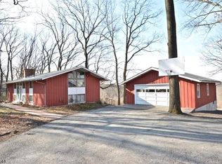 10 Woodland Rd, Pittstown, NJ 08867