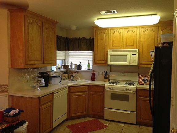 Kitchen w/ nook on side