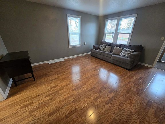 3rd image of 809 Birch Rd