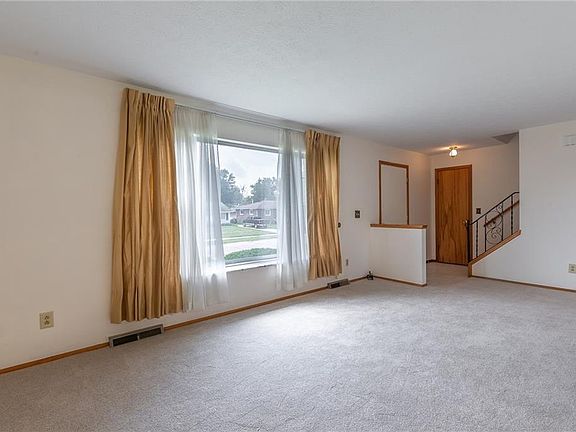 3rd image of 35355 Glen Dr