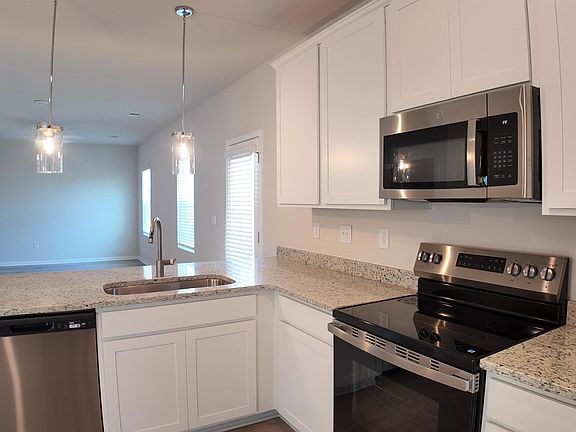 5th image of 609 Silver Fir St