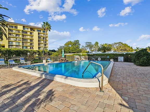 3rd image of 644 ISLAND WAY #405