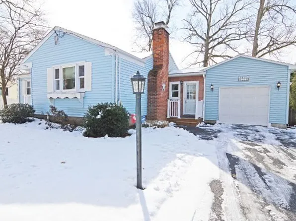 21 Hadley St, Springfield, MA 01118