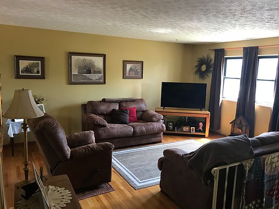 3rd image of 826 Twin Oaks Dr