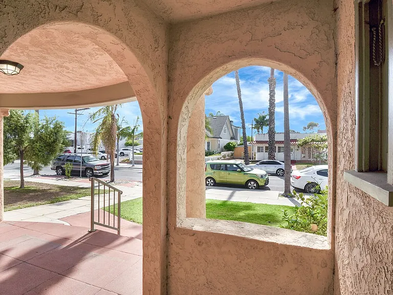 4725 Kensington Dr — Photo 3