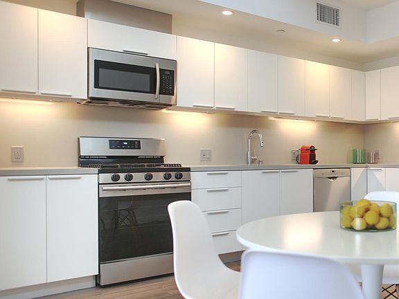 4th image of 12602 Moorpark St APT 301