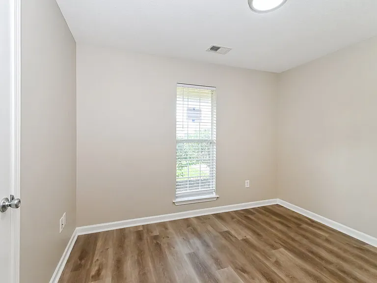 1540 Madison Cv W — Photo 11
