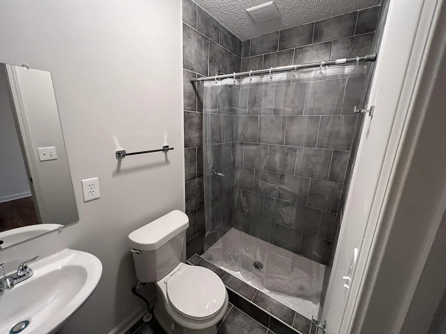 4 bed, 6.0 bath, 2020 sqft, $1,001 — Photo 3