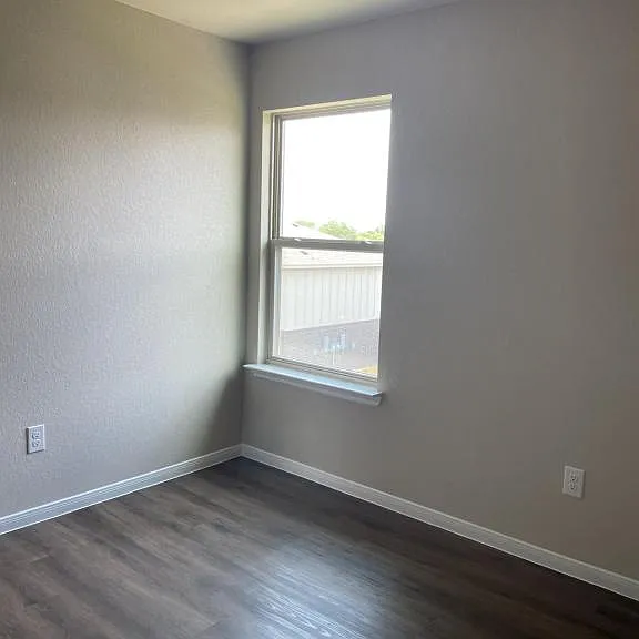 512 Raymond St — Photo 19