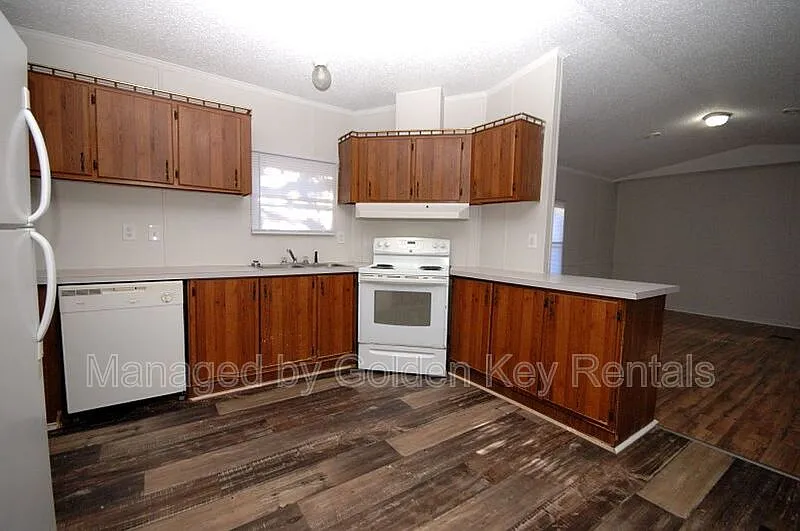 3 bed, 2.0 bath, $800 — Photo 4
