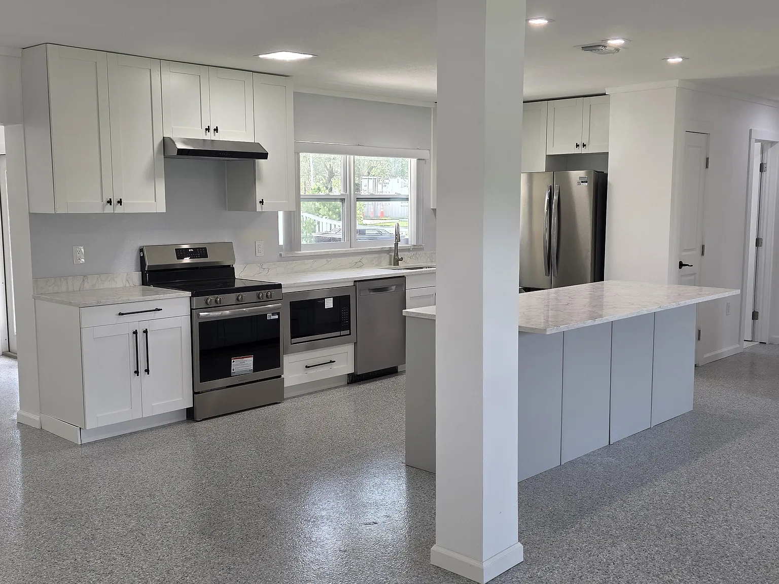 3 bed, 1695 sqft, $4,395 — Photo 3