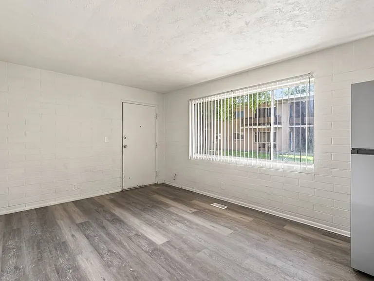 Towne Apartments — Photo 9